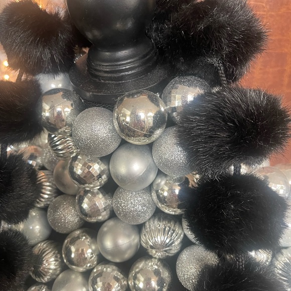 this is a woman’s scarf consisting of 25 fur like pom-poms. It’s 52” long - Picture 4 of 9